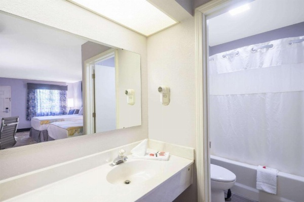 Days Inn by Wyndham Asheville North image 11