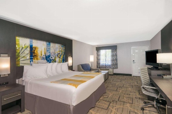 Days Inn by Wyndham Asheville North image 12