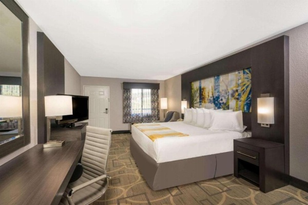 Days Inn by Wyndham Asheville North image 17