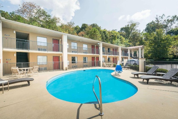 Days Inn by Wyndham Asheville North image 5